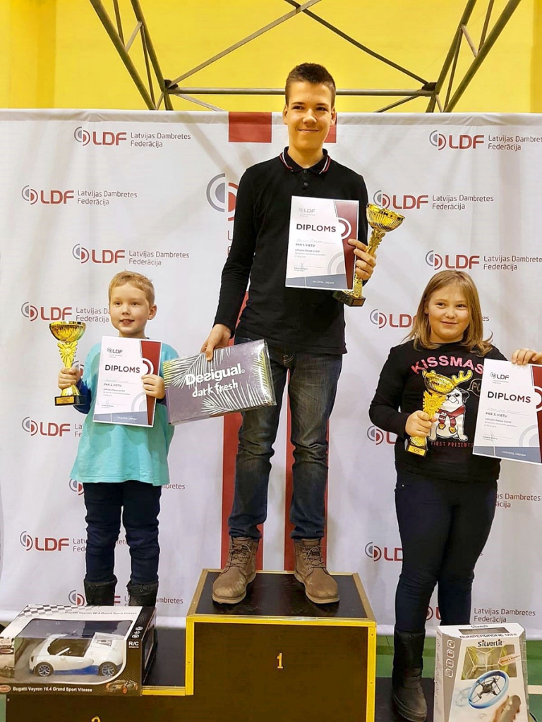 Uz goda pjedestāla. Verners Fībigs (no kreisās), Reinis Štāls un Zane Lea Zunda uz pjedestāla atbilstīgi iegūtajām vietām.
Autors: Inga Bernāte