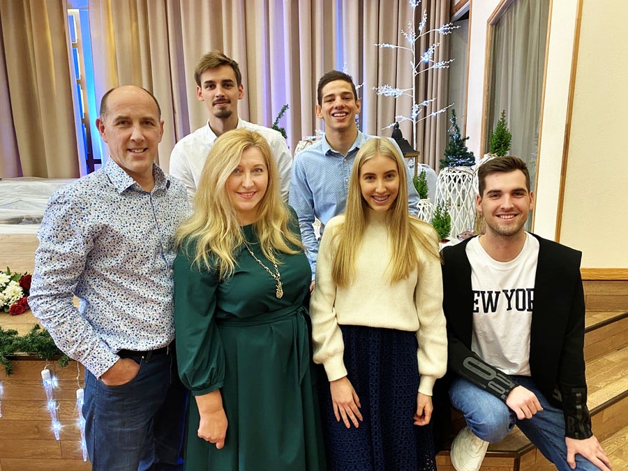 Berlinsku ģimene 2019. gada nogalē: Aivars un Nadežda, Elānija Anna, Kevins Marks, (otrajā rindā no kreisās) Stīvens Lesters un Dāvis.
Autors: no albuma