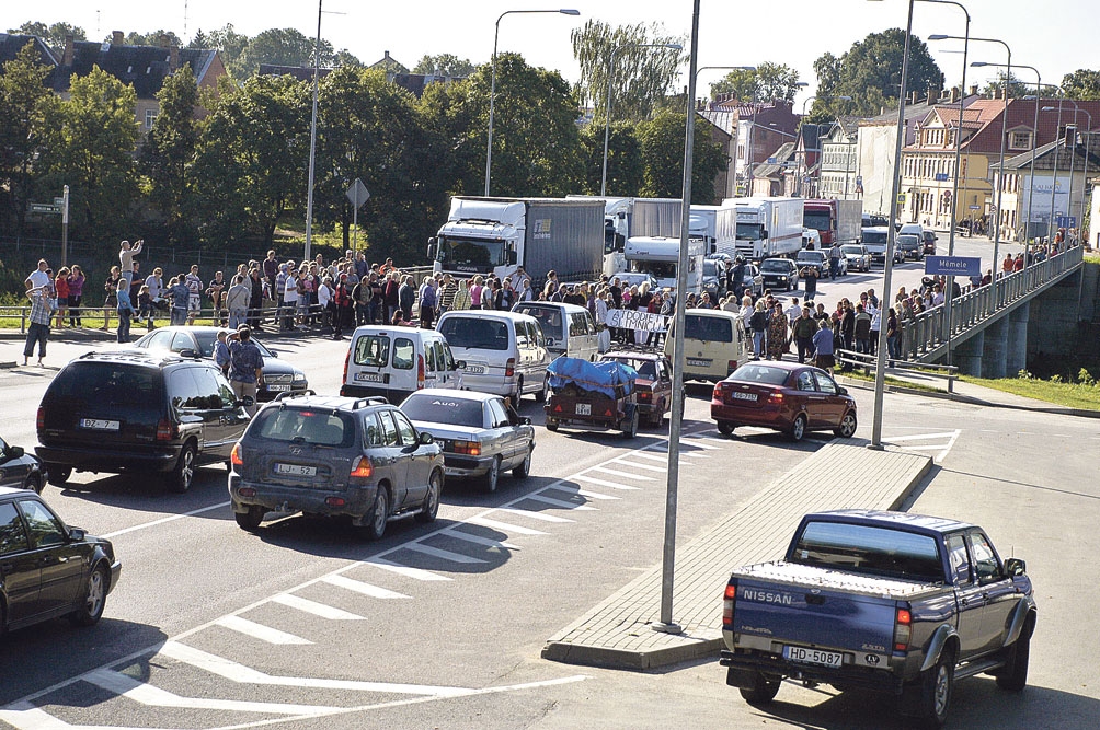 Bauskas iedzīvotāju protestus uz Mēmeles tilta 2009. gada 31. augustā izklīdināja ar specvienības palīdzību. Pilnvērtīgas slimnīcas darbību Bauskā neatjaunoja. Gan radio raidījumā «Krustpunktā», gan arī laikrakstā «Bauskas Dzīve» desmit gadu pēc notikumiem skāra šo tēmu, bet pagaidām pozitīvu pārmaiņu nav. No Bauskas iedzīvotājiem saņemtas sašutuma pilnas vēstules, tālruņa zvani. Atliek vien pieminēt nesen dzirdētu pensionāres, kuru aizveda uz Jelgavas slimnīcu, vēlējumu: «Kaut visus Saeimas deputātus uz slimnīcu vestu pa Elejas ceļu!»
Autors: no «Bauskas Dzīves» arhīva