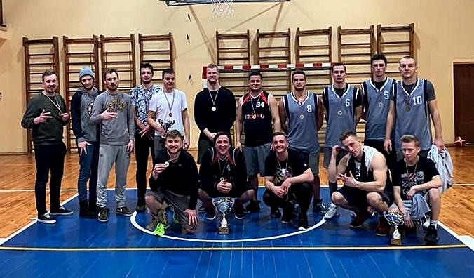 «Bārbeles kausa izcīņas» labākās komandas – «Stelpe» (no kreisās), «Misa 1» un «Vecumnieki».
Autors: No albuma.