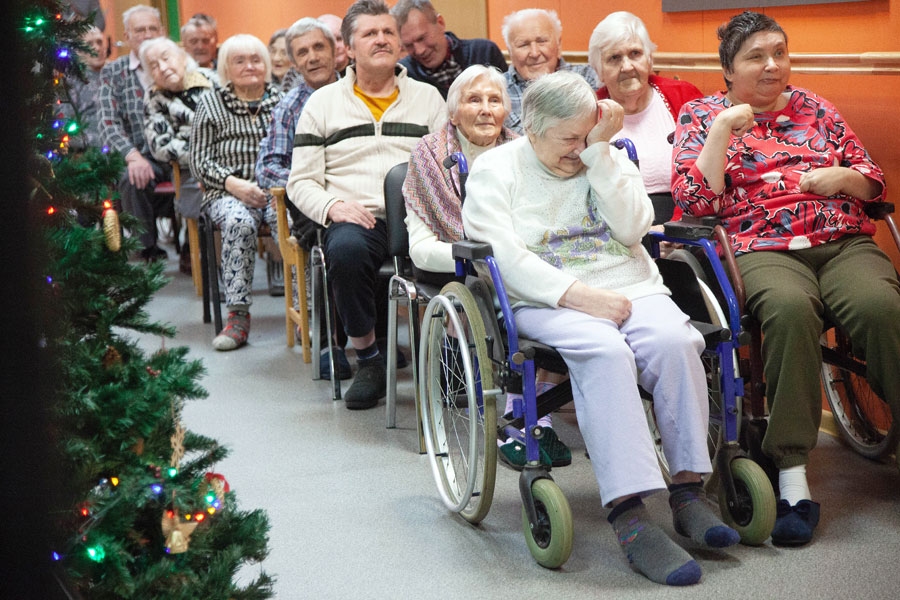 «Atvasaras» iemītnieki neslēpa aizkustinājumu, baudot koncertu.
Autors: no «Laimes eņģeļu» arhīva