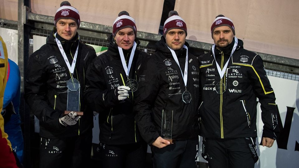 Laurim Kaufmanim (otrais no labās) Pasaules kausa izcīņas posmā Vintenbergā šoreiz bronzas medaļa.
Autors: Viesturs Lācis, bobslejs.lv