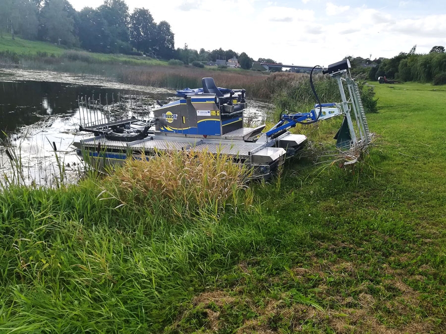 Latvijas-Lietuvas pārrobežu sadarbības programmas projekta «ENGRAVE» mērķis ir uzlabot upju veidoto zaļo infrastruktūru, iekļaujot ekosistēmas un ainavu konceptus plānošanā. Viena no aktivitātēm ir Bauskas upju aizauguma pļaušana, gultnes tīrīšana.
Autors: no bauska.lv arhīva