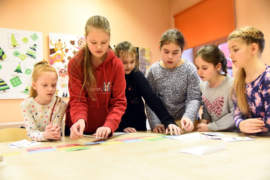 Izlaušanās spēles komandas rīcībā nonākušas kartītes, taču nav skaidrs, ko ar tām darīt.
Autors: Uldis Varnevičs