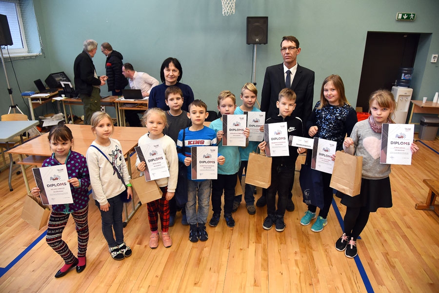 Bauskas novada Bērnu un jaunatnes sporta skolas jaunie dambretisti – Latvijas čempionāta pusfināla dalībnieki.
Autors: Uldis Varnevičs