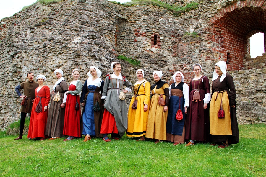 Seno deju grupa «Galms» izrāda 16. gs. pilsētnieku vidusšķiras kostīmus.
Autors: no Bauskas pils muzeja krājuma