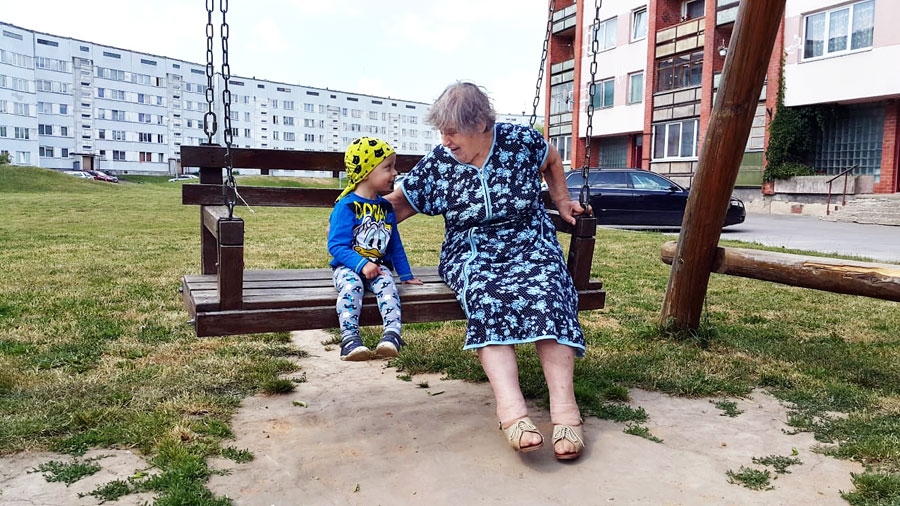 Baušķeniece Valija Krieviņa kopā ar mazmazdēlu Kārli Matīsu. Paaudžu saikne bagātina un iepriecina abus.
Autors: no albuma