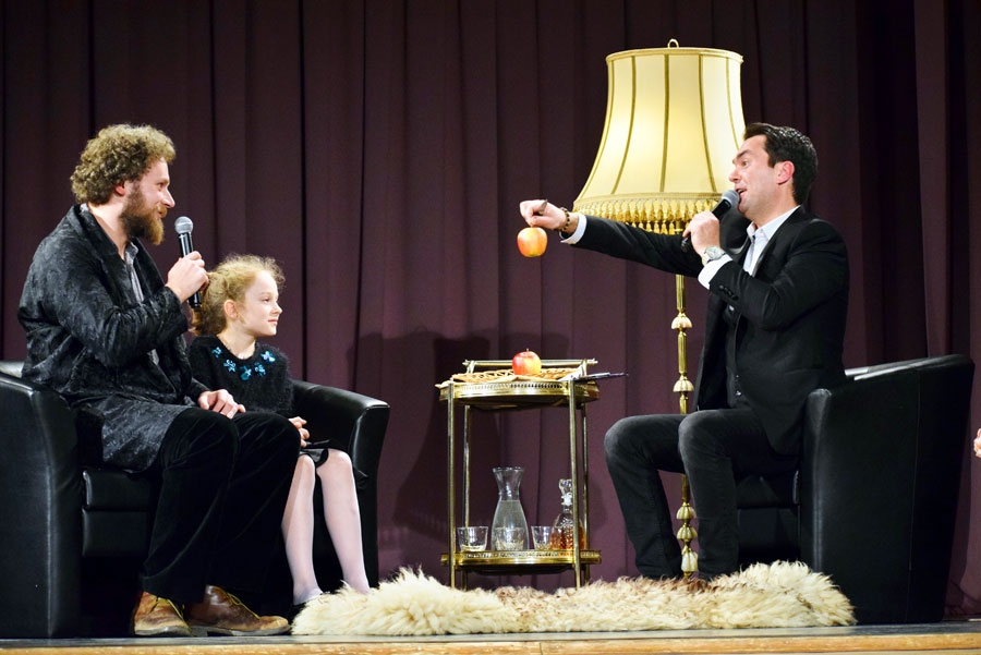 SIA «Ābolis» pērn ieguva galveno balvu nominācijās «Čaklās rokas» un «Gada ražotājs». Konkursa noslēguma sarīkojumā Bārbeles pagasta uzņēmējam Kārlim Ulmanim (no kreisās) bija jāveic vakara vadītāja Māra Grigaļa izdomāts, protams, ar āboliem saistīts veiklības uzdevums.
Autors: Žanna Zālīte