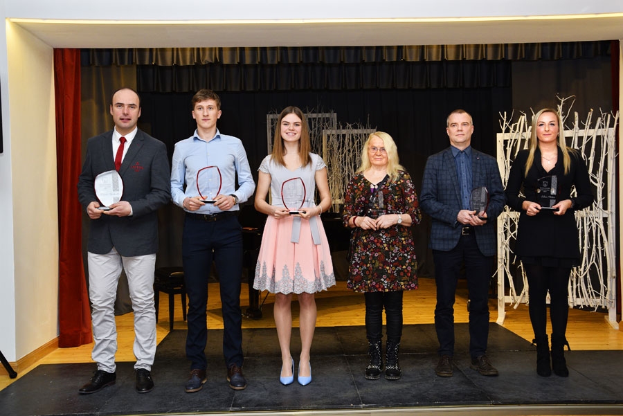 Iecavas novada Gada sportisti – Dainis Upelnieks (no kreisās), Kaspars Ziemiņš, Amanda Hilda Gromova, Agafija Buša, Rolands Linejs un Elīna Plešņa.
Autors: Ivars Bogdanovs