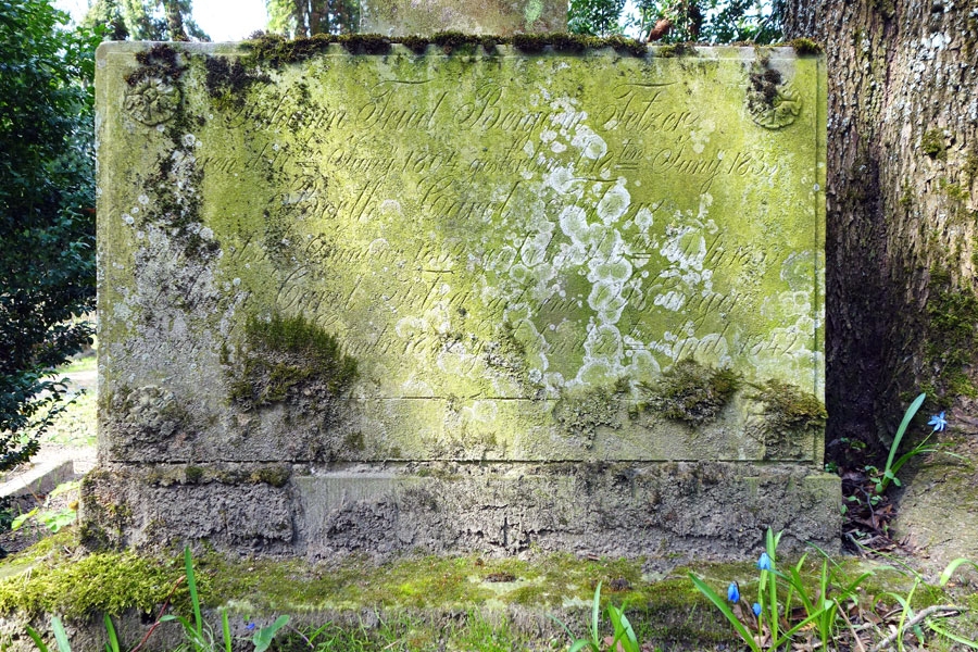 Pirms restaurācijas. Rātskunga Fetcera pieminekļa pamatne. D. Bruģa foto, 2017. gads.