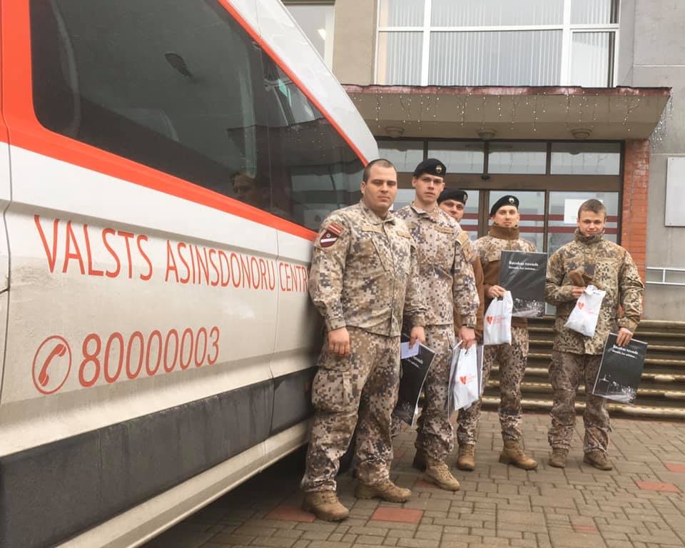 Akciju atbalstīt bija ieradušies arī Zemessardzes 53. kājnieku bataljona pārstāvji, kuri norādīja, ka šāda valsts aizstāvju rīcība ir, lai palīdzētu tiem, kuriem nepieciešamas attiecīgās asinis.
Autors: No albuma.