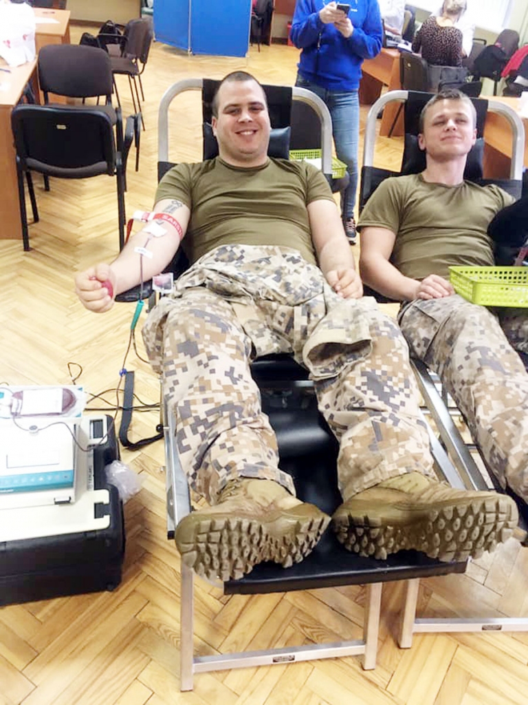 No viena donora paņem 450 ml asiņu, kā arī aptuveni 30 ml pārbaudēm. Pēc tam asinis tiek pārbaudītas un sadalītas komponentos – plazmā, eritrocītu un trombocītu masā, tādā veidā viens donors var palīdzēt līdz pat trim pacientiem. Pēc tam asins komponenti nonāk asins pagatavojumu krājumu nodaļā, no kurienes tos izsniedz ārstniecības iestādēm.
Autors: no personiskā albuma