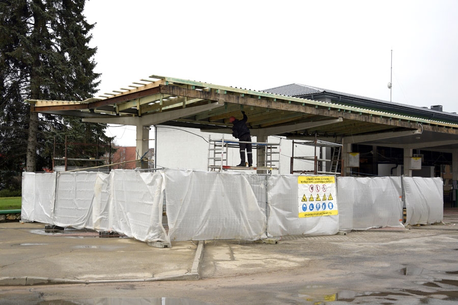 Pērnajā novembrī sāktie Bauskas autoostas iekāpšanas peronu jumta remontdarbi turpinās arī šogad. SIA «Aips» valdes loceklis Jānis Kļaviņš pieļāva, ka koka konstrukcija kalpotu vēl 20 gadus, taču koptēla dēļ nolemts nesaremontēto daļu pārbūvēt vienotā stilā.
Autors: Ivars Bogdanovs