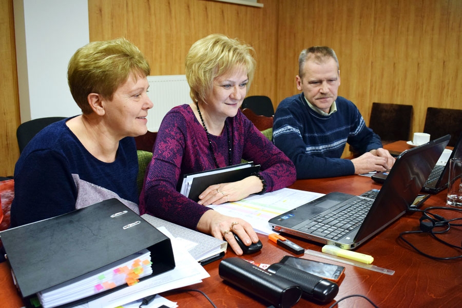 Gita Skribāne (vidū), finanšu nodaļas vadītāja, kopā ar deputātiem Dagmāru Venclovu un Mārtiņu Mediņu pārlūko budžetā plānoto izdevumu ailes.
Autors: Žanna Zālīte