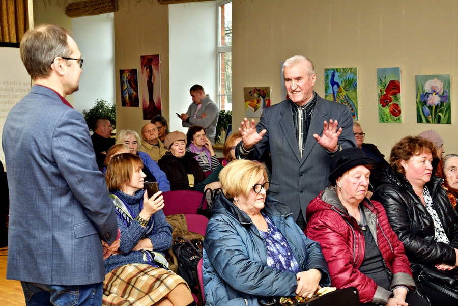 Uzklausīšanas sanāksmē Iecavā viedokli pauž Stepans Drozdovs (no labās).
Autors: Ivars Bogdanovs