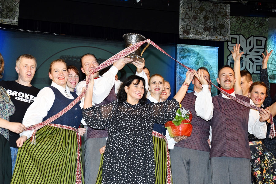 Jelgavas deju kopa «Laipa» – «Bigas krūzes» ieguvēji – kopā ar vadītāju Mārīti Skrindu.
Autors: Ivars Bogdanovs