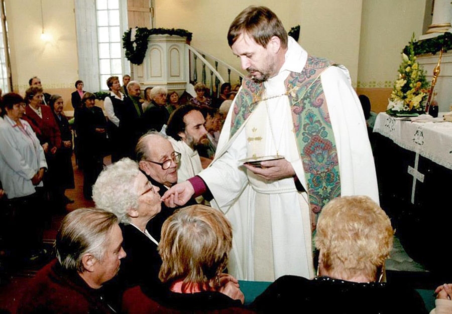 Vecumnieku baznīcas 160 gadu jubilejas svinībās Skaidrīte un Arnolds Dambenieki saņem Svēto sakramentu no arhibīskapa Jāņa Vanaga rokām. 2006. gada 24. septembris.
Autors: no Vecumnieku pagasta novadpētniecības centra krājuma