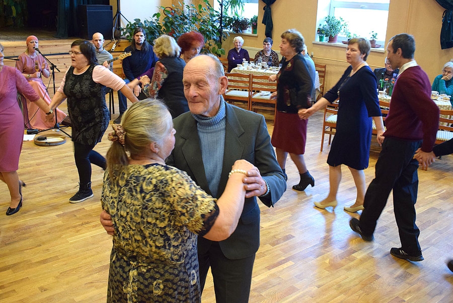 Kurmenes seniori gadskārtējā ballē priecājās kopā ar ciemiņiem.
Autors: Žanna Zālīte