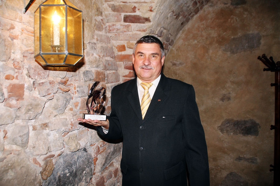 Indulis Pētersons ar balvu no Pasvales uzņēmēju kluba.
Autors: no «Bauskas Dzīves» arhīva.