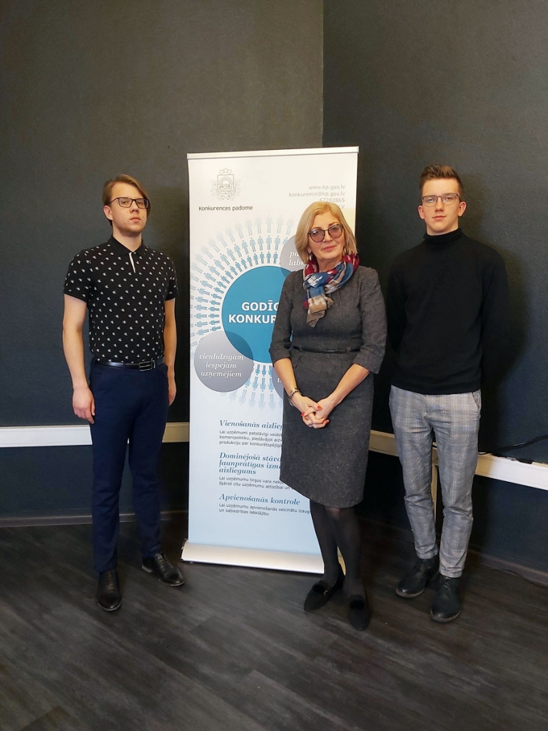 Jauniešu diskusiju cikla «Varas gaiteņu atklāsmes» dalībnieki Austris Stankevics (no kreisās), Konkurences padomes vadītāja Skaidrīte Ābrama un Kaspars Kalējs.
Autors: no albuma