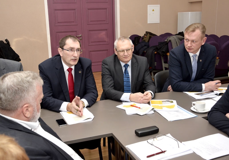 Tālis Linkaits (no kreisās) apsprieda jautājumus arī ar Aivaru Okmani un Aivaru Mačeku.