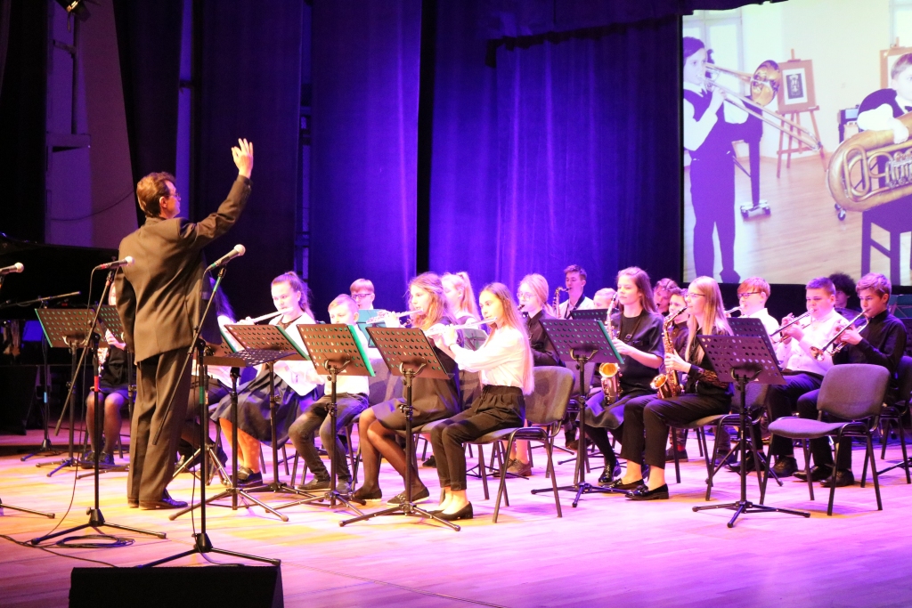 Aigars Dziļums diriģē Bauskas mūzikas un mākslas skolas pūtēju orķestri koncertā Biržos.
Autors: Ainārs Pastors