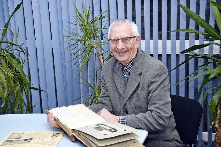 Jānis Mikulāns, pārlūkojot senu fotoalbumu, ar gaišumu sejā stāsta par dzīvi gan pagātnē, 
gan šodienā.
Autors: Ivars Bogdanovs