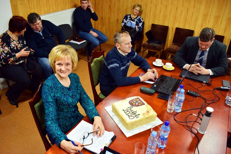 Gita Skribāne, finanšu nodaļas vadītāja, un «budžeta torte», ko rotā Vecumnieku novada ģerbonis.
Autors: Žanna Zālīte