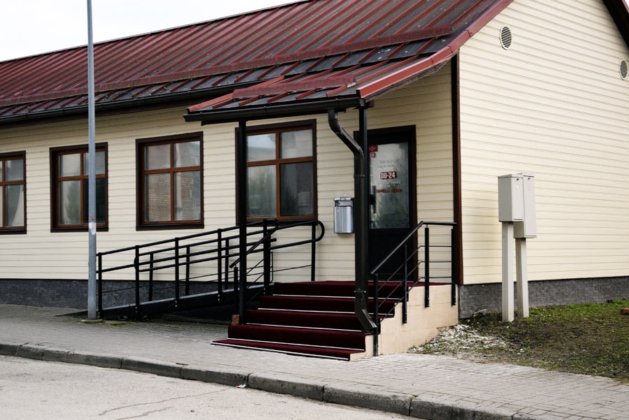 Uz topošās laimētavas kāpnēm Plūdoņa ielā 8 Bauskā šonedēļ tiek stiprināts sarkanais paklājs, 
iekštelpās norit pēdējie remontdarbi.
Autors: Ivars Bogdanovs