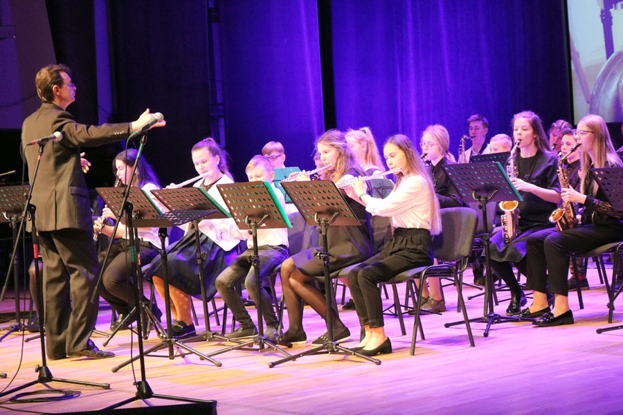 Aigars Dziļums diriģē Bauskas mūzikas un mākslas skolas pūtēju orķestri koncertā Biržos.
Autors: Ainārs Pastors