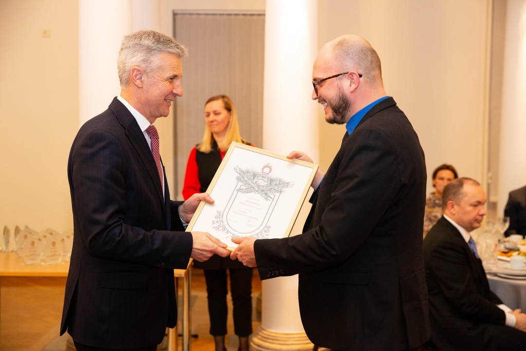 Aizsardzības ministrs Artis Pabriks apbalvojumu pasniedz Bauskas Kultūras centra direktoram Jānim Dūmiņam.
Autors: Publictātes foto.