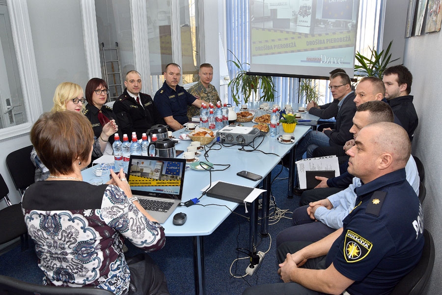 Diskusijas dalībnieki atbild uz jautājumiem, ļaujot izprast atbildību un grūtības, ar ko saskaras dienestu darbinieki, gādājot par drošību pierobežā.
Autors: Ivars Bogdanovs
