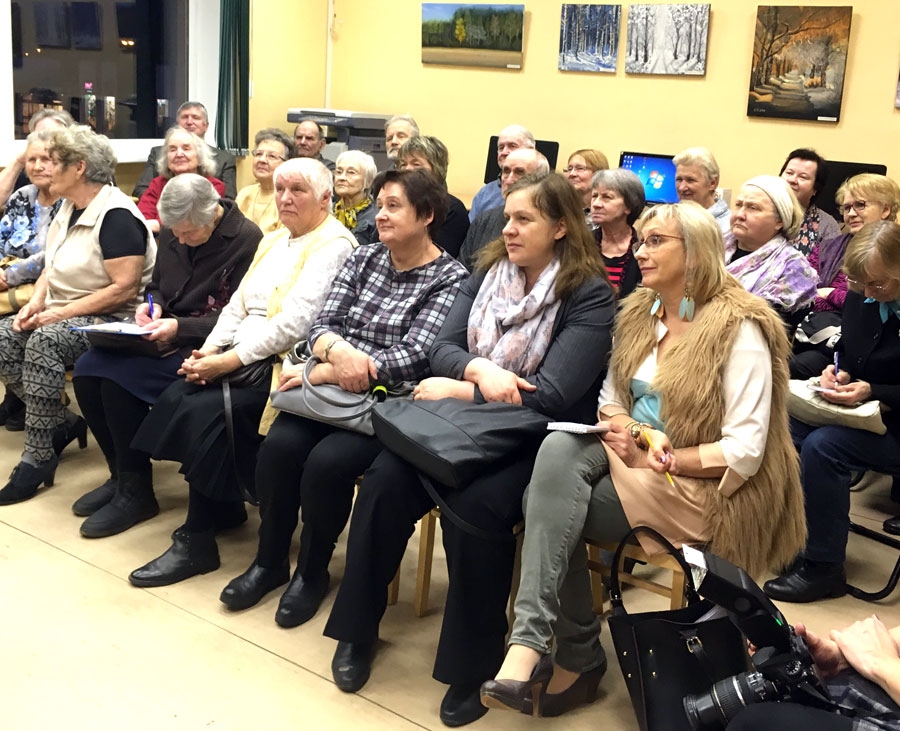 Iecavas bibliotēkā sanākušie uzmanīgi ieklausījās rakstnieces Andras Manfeldes stāstā par romāna «Virsnieku sievas» tapšanu.
Autors: J. Ignate