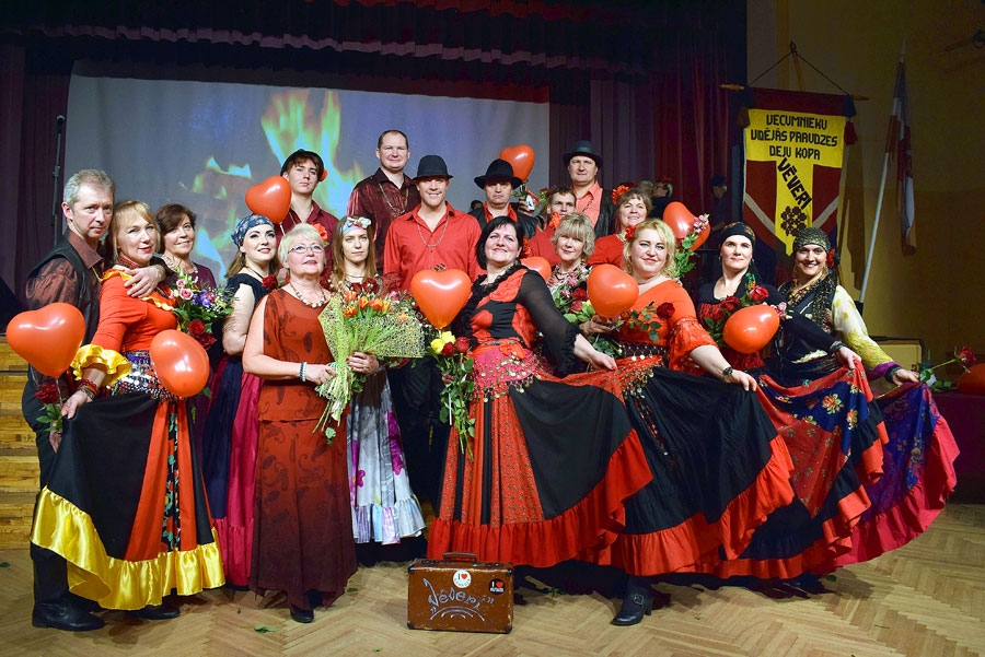 Deju kopa «Vēveri» 35 gadu jubileju svinēja ar krāšņiem tērpiem, kaislīgām dejām un karstām sirdīm.
Autors: Žanna Zālīte