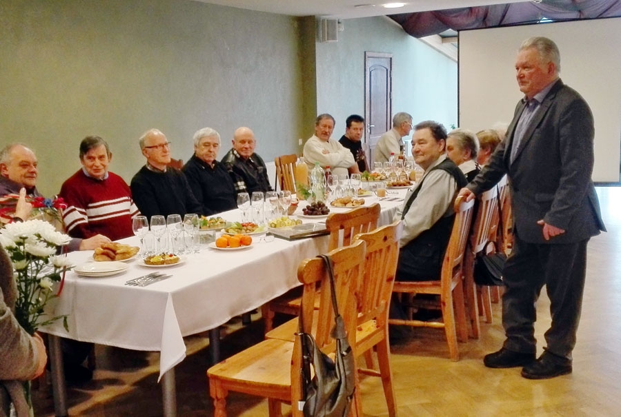 Bauskas bitenieki gadskārtējā noslēguma sanāksmē. No labās – Oskars Spalis pasākuma organizators.
Autors: no albuma