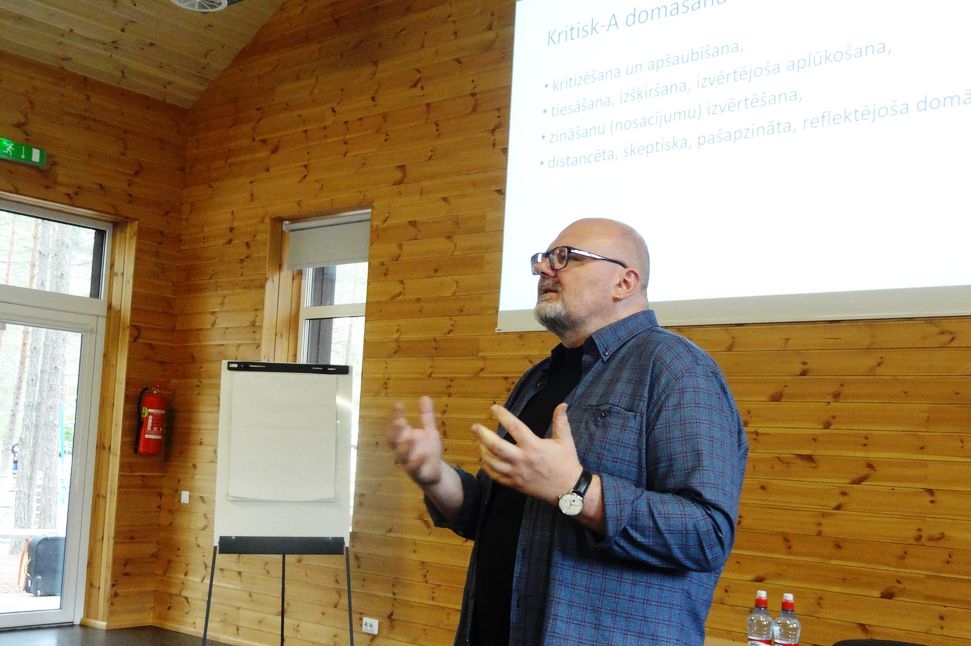 Nodarbību vadīs filozofs un publicists, Latvijas Universitātes docents, Dr. Phil. Artis Svece. Viņa raksti lasāmi laikrakstā “Diena”, žurnālā “Rīgas Laiks”, portālos “Delfi”, “Satori” un “Punctum” un citos Latvijas medijos. Latvijas Universitātē un Valsts administrācijas skolā pasniedzis kursus par kritisko un analītisko domāšanu.
Autors: du.lv