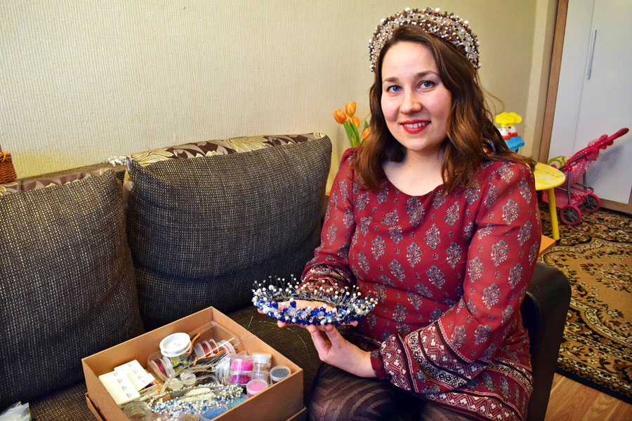 Anda Kuiva: «Lai darinātu kroņus, vajadzīga iedvesma, pacietība, izturīgi pirksti un labs apgaismojums.» «Sniega karalienes» kronis (rokās) meistarei ir vismīļākais. Ar to viņa piedalījusies konkursā «Pasakainā ziemas galvas rota» Jaunolainē, kur ieguva otro vietu. Stilizētais Bārtas kronis (galvā) tapis par godu vīra dzimšanas dienai.
Autors: Žanna Zālīte