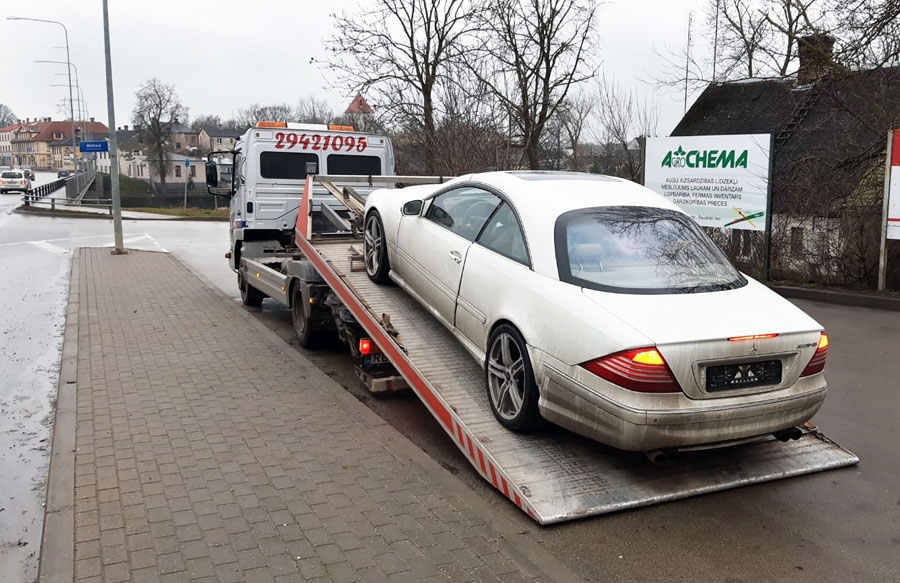 Mašīna ar neatbilstīgām riepām drīkst turpināt ceļu uz autoevakuatora.
Autors: no CSDD arhīva