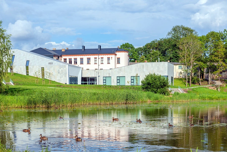 Dobeles mūzikas skola, kurā ir  akustiskā koncertzāle «Zinta», un blakus izbūvētā promenāde.
Autors: Publicitātes foto