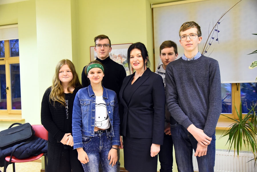 Codes pagasta jaunieši kopā ar Ramonu Petraviču (vidū).
Autors: Uldis Varnevičs