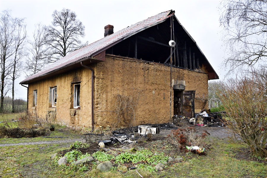Ugunsgrēks Īslīces pagasta Bērzu viensētā sācis plosīties no jumta kores. Diemžēl liesmas maz ko aiz sevis atstājušas.
Autors: Ivars Bogdanovs