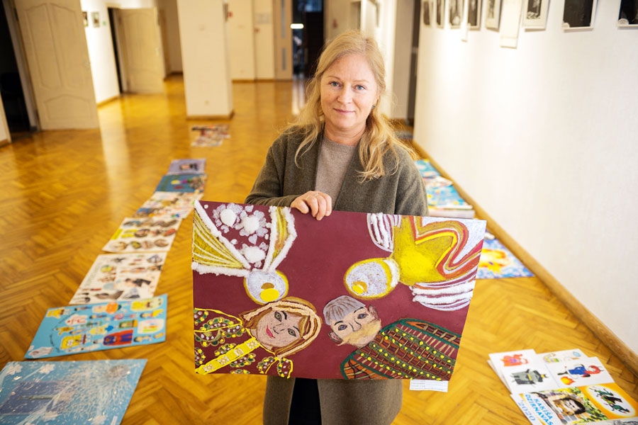 Radoši interpretējot tēmu «Mani supervaroņi», par konkursa uzvarētājiem atzīti Stelpes pamatskolas 1. un 3. klases skolēni, kuri savā darbā kā supervaroņus attēloja mammu un tēti.
Autors: no festivali.jelgava.lv