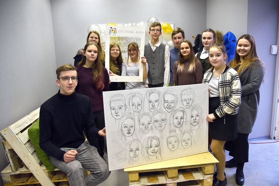 Codes pagasta jaunieši ap Anastasijas Marčenko iesākto gleznu.
Autors: Uldis Varnevičs