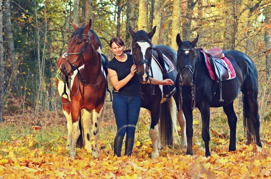 Tamāra Samuševa ar zirgiem – (no kreisās) Luciano, Domino un Eldoradu.
Autors: Guna Riže