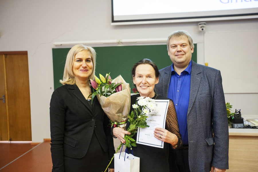 Anita Zibola (vidū) kopā ar «Grindeks» Personāla departamenta vadītāju Ilzi Ogli un RTU Materiālzinātnes un lietišķās ķīmijas fakultātes dekānu Māri Turku.
Autors: no RTU arhīva