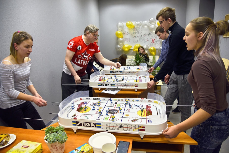 Egīls Belševics (otrais no kreisās) iepazīstināja jauniešus ar galda hokeja gudrībām un īpatnībām.
Autors: Uldis Varnevičs