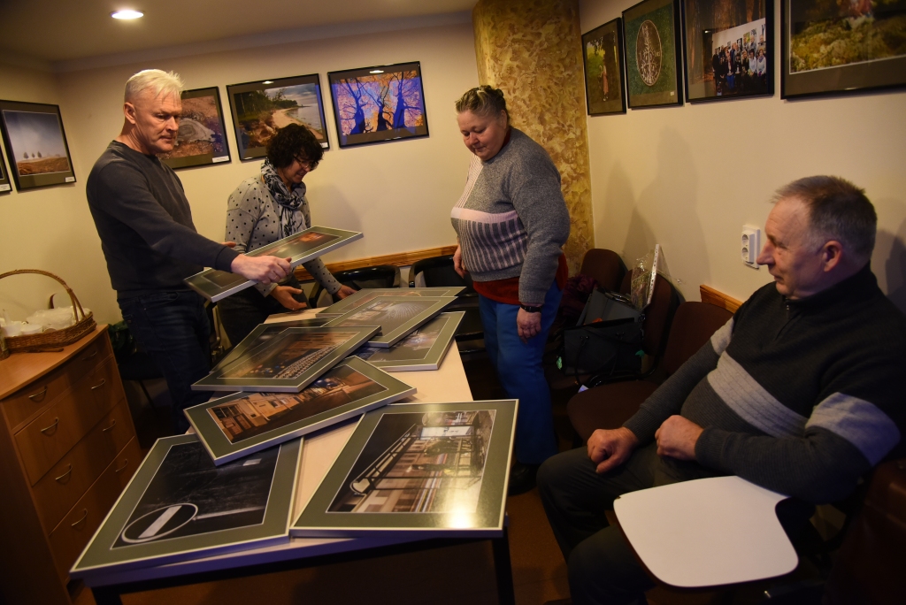 Bauskas tautas fotostudijas dalībnieki kārto materiālus, lai varētu piedāvāt skatītājiem izstādi «Tumsa».
Autors: Uldis Varnevičs