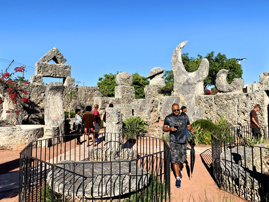 Koraļļu pils skulptūru dārzā apskatāmās akmens figūras glabā latviešu akmeņkaļa Edvarda Liedskalniņa noslēpumu.
Autors: Žanna Zālīte