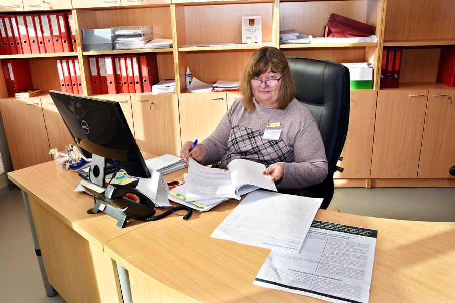 Rundāles novadā iekārtotajā parakstu vākšanas vietā – pašvaldības vienotajā klientu apkalpošanas centrā – līdz 4. februārim parakstījušies, ka nevēlas grozījumu pieņemšanu minētajos likumos, 28 pilsoņi, informē vēlēšanu komisijas priekšsēdētājas vietniece Zaiga Ārente. Cilvēki gan nesaprotot, par ko jāparakstās. Attēlā – parakstu vācēja Inese Skujiņa darba vietā.
Autors: Ivars Bogdanovs