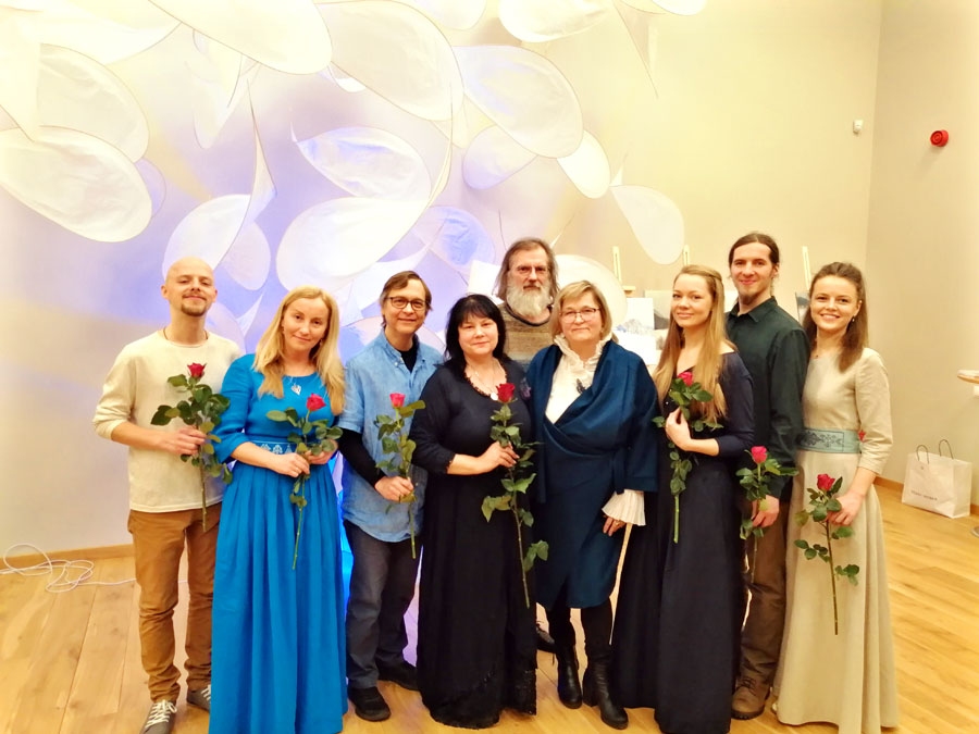 Rundāles novada multifunkcionālajā centrā sestdien papīra mākslas meistarklasi vadīja grafiķe, papīrmāksliniece Ērika Māldere (ceturtā no labās) un viņas dzīvesbiedrs dizainers Aigars Lenkevičs (aiz Ē. Mālderes). Kultūras darba speciāliste Lilita Lauskiniece (centrā) bija uzaicinājusi arī muzikālo apvienību «Rāmi Riti», kas sniedza etnomūzikas koncertu un visi kopā fotografējās.
Autors: Lilita Lauskiniece